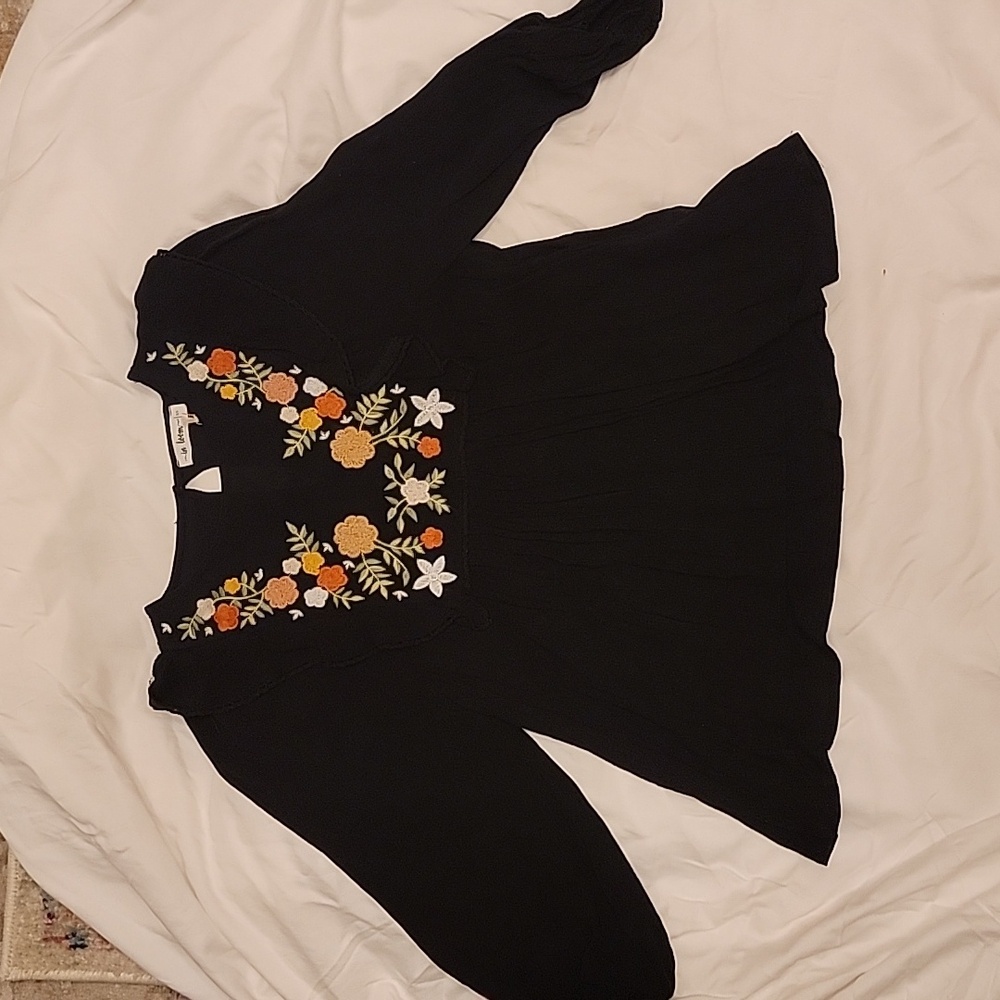 NWT Black Flowy Blouse With Flower Embrodiery Size Xsmall